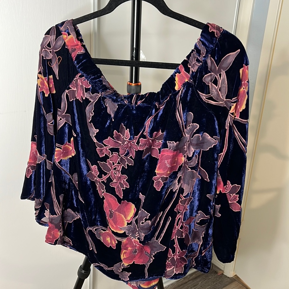 Skies are blue - off shoulder blouse MP